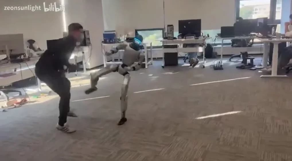 နည်းပြရဲ့ ပေါင်ကြားကို ကန်ထည့်လိုက်တဲ့ Unitree G1 စက်ရုပ်