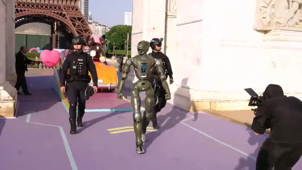 ရဲတွေနဲ့အတူ တွဲဖက်ပြီး လမ်းလျှောက်ပြခဲ့တဲ့ T800 စက်ရုပ်