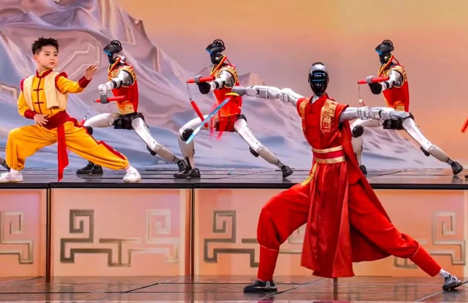 တရုတ်နိုင်ငံရဲ့ နွေဦးပွဲတော်မှာ ကိုယ်ခံပညာတွေ ဖျော်ဖြေတင်ဆက်ခဲ့တဲ့ လူပုံစံ စက်ရုပ်တွေ