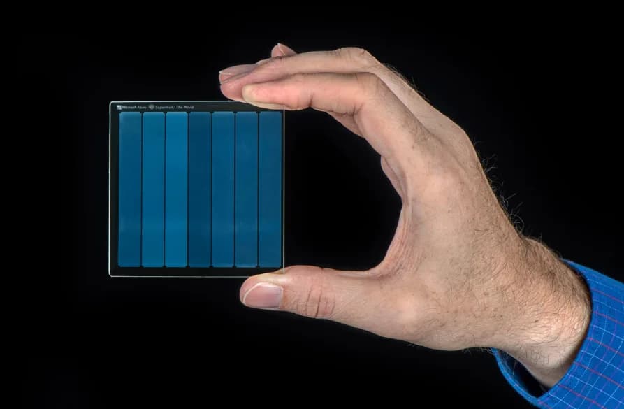 ဒေတာတွေကို နှစ်ပေါင်း ၁၀,၀၀၀ ကျော်ကြာ သိမ်းဆည်းထားနိုင်မယ့် မှန်ချပ်ငယ်တွေကို Microsoft သုတေသီတွေ ရှာဖွေတွေ့ရှိ