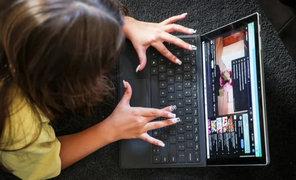 Meta နဲ့ YouTube တို့ဟာ ကလေးတွေကို စွဲလမ်းစေဖို့ တမင်ဖန်တီးထားကြောင်း အမေရိကန် ရှေ့နေတစ်ဦး ပြောကြား