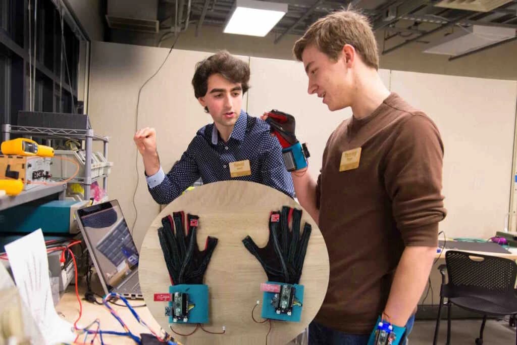 လက်သင်္ကေတပြ ဘာသာစကားကို အသံအဖြစ် ချက်ချင်းပြောင်းပေးမယ့် SignAloud လက်အိတ်