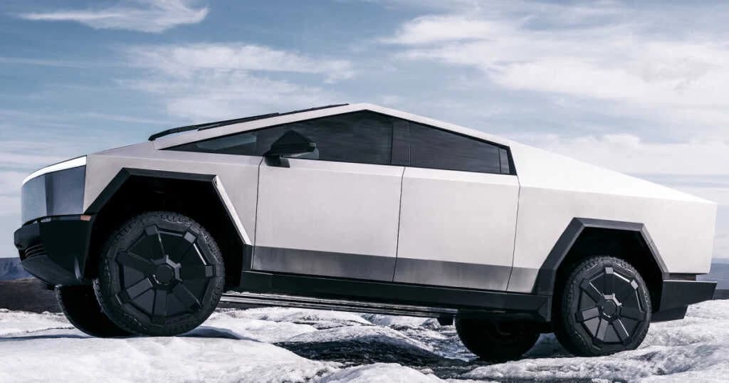 မောင်းနေတုန်း Tesla Cybertruck တံခါးပွင့်ထွက်သွားလို့ ကလေးငယ်လေး လွင့်စင်လုနီးပါးဖြစ်ခဲ့