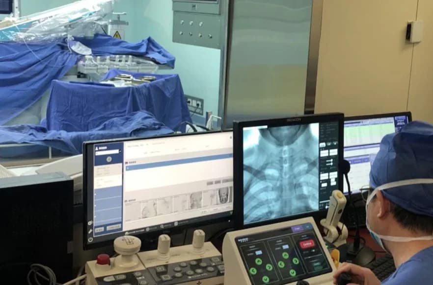 လူသားဆရာဝန်တွေထက် ပိုတော်တဲ့ တရုတ်ရဲ့ ခွဲစိတ် ဆရာဝန် စက်ရုပ်