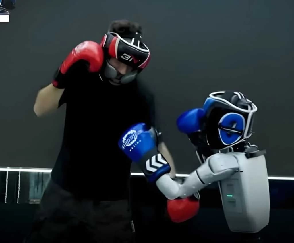 Unitree ရဲ့ G1 လူတူစက်ရုပ်က လက်ဝှေ့ပွဲမှာ လူကို အလဲထိုး အနိုင်ယူ